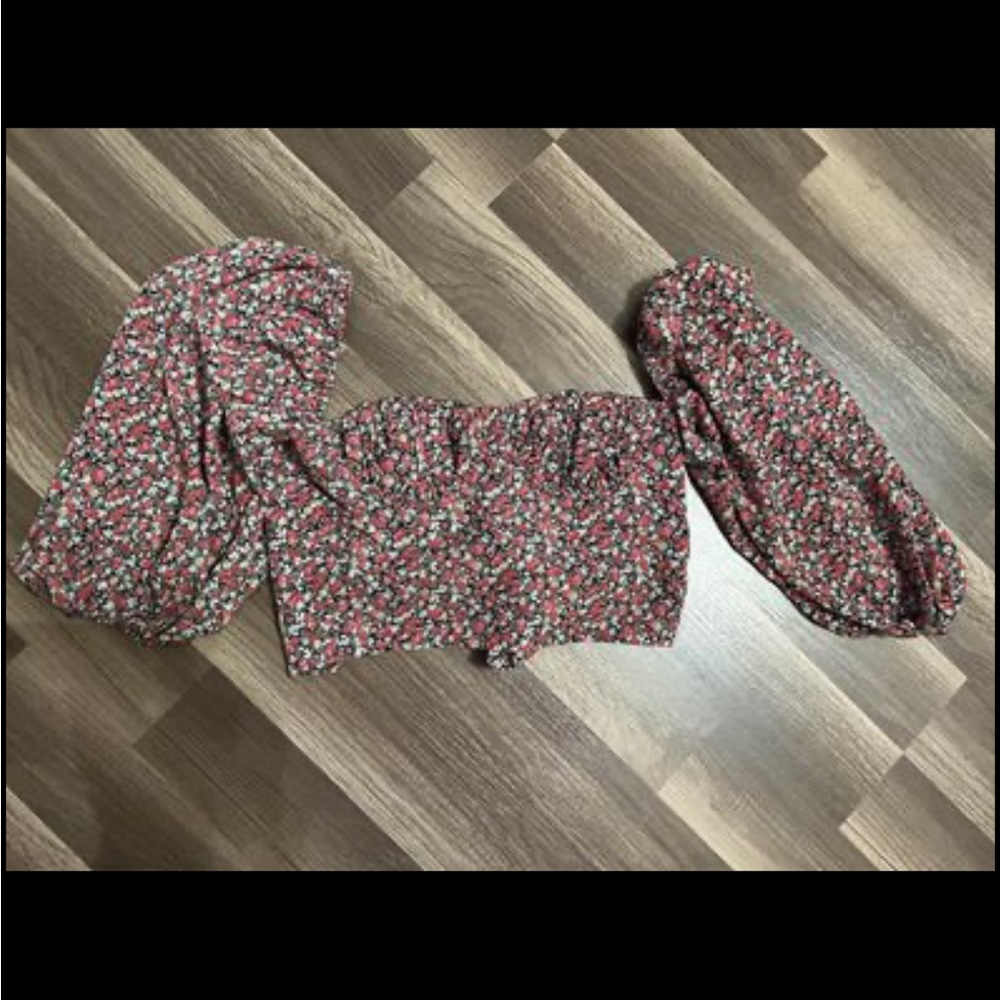 Floral half sleeve backless, crop top size, small new without tags in Vici